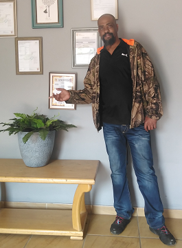 i do vector logo and website design. I can also do co...