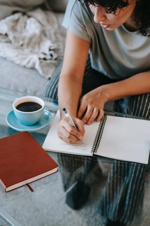 Article writing in English an Chinese of any topics, ...