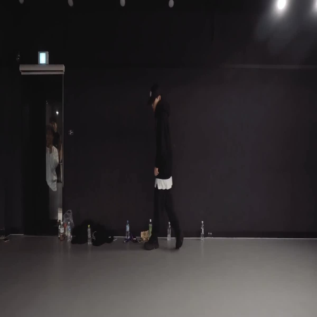 Glowing Scribble Lines Dance Effect