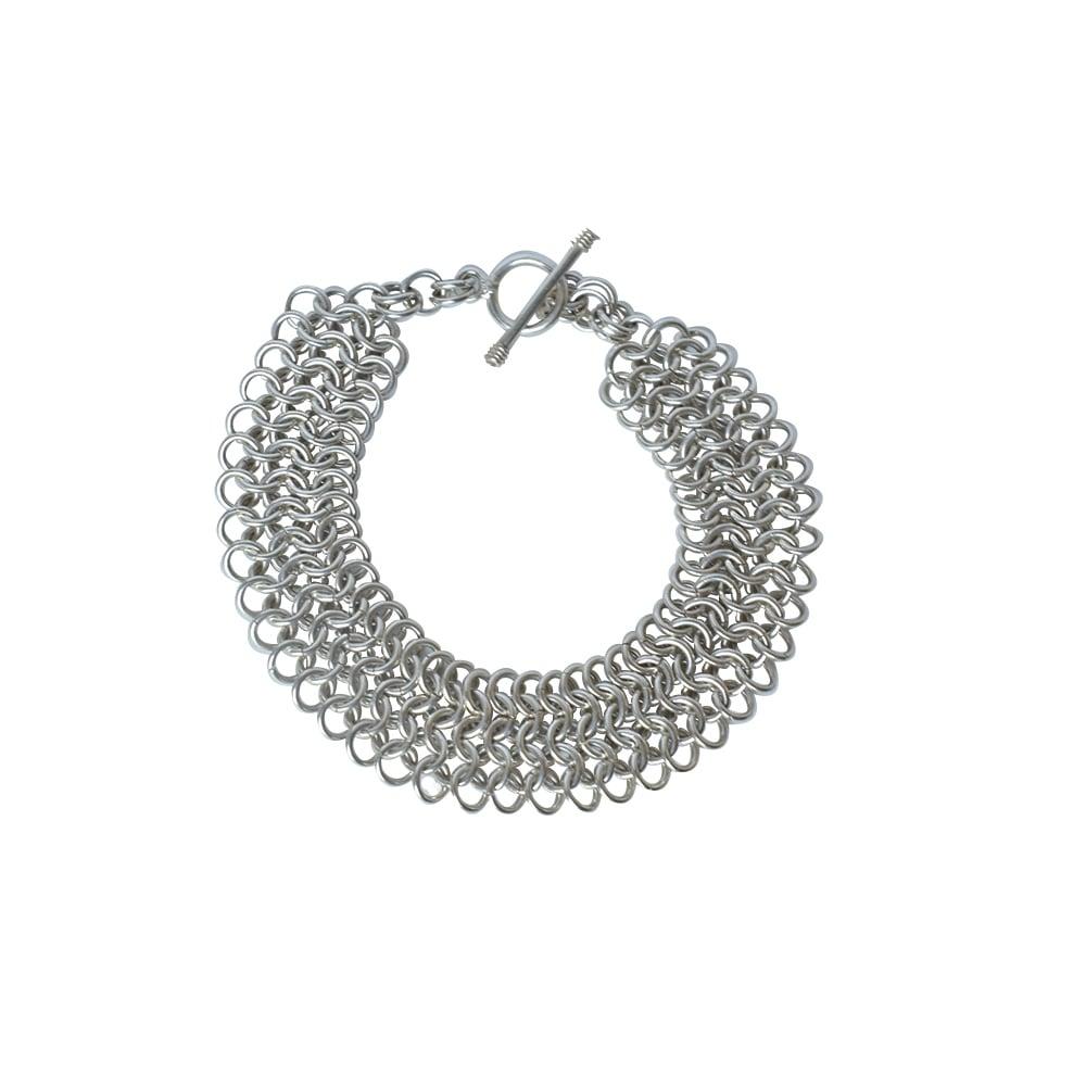 This is a gorgious neckles. After removing the background it looks pretty good.