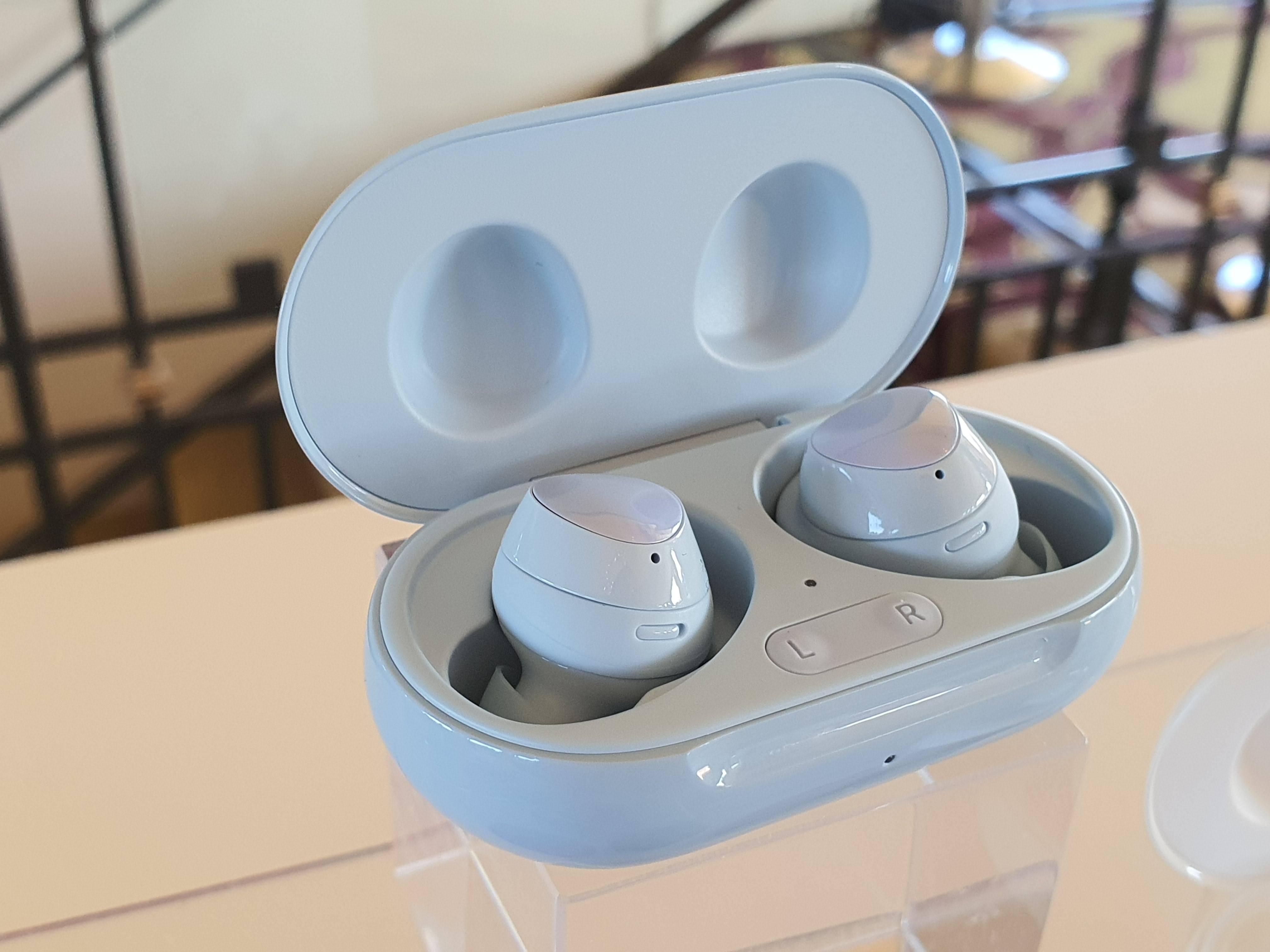 I will remove background from 20 images Professionally from your E-commerce products, from documents