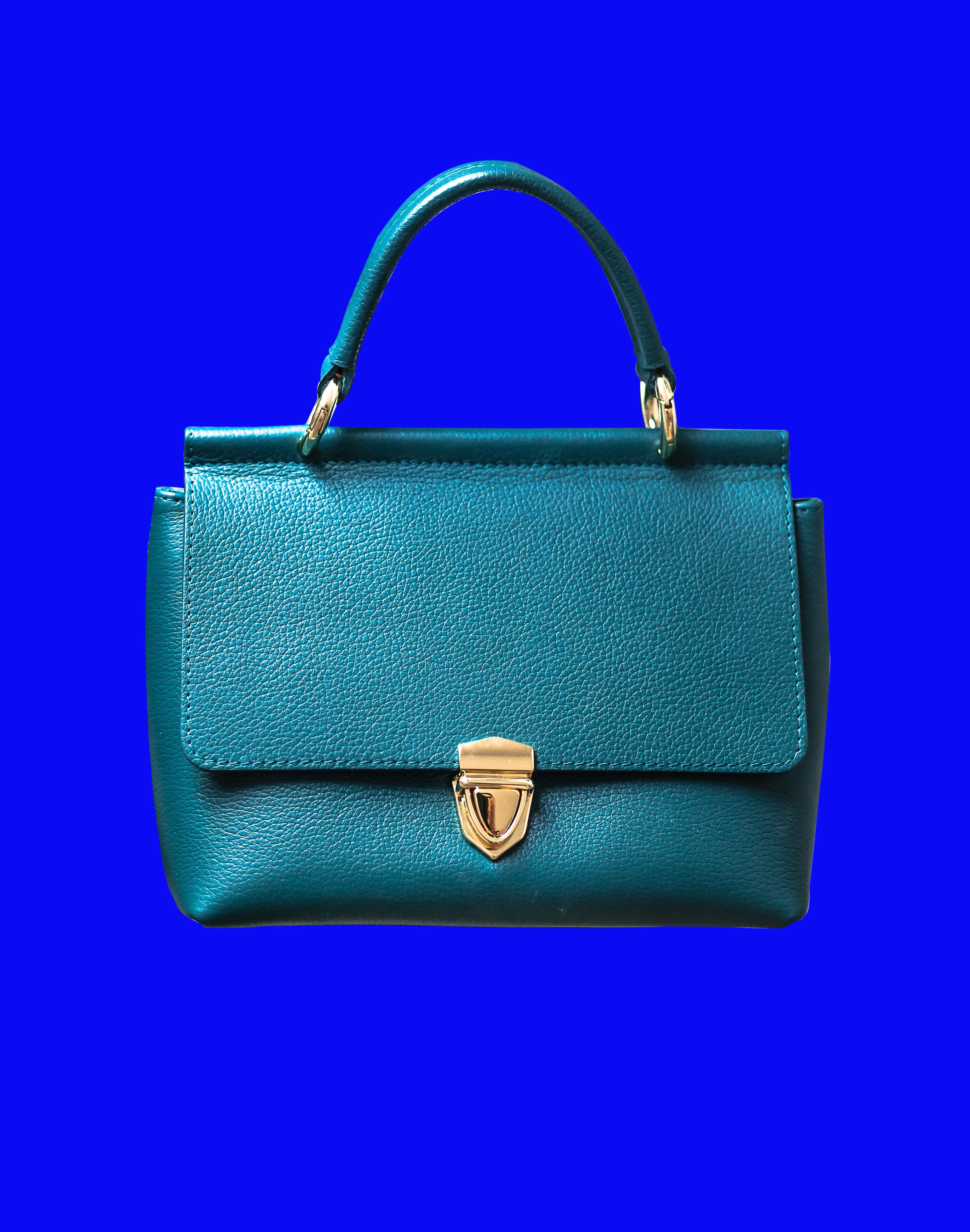 I'm a student and Professional Photoshop Editor, Retoucher, Designer, working in the stream for more